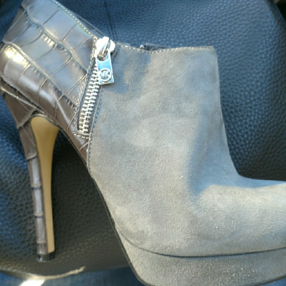 Micheal Kors Grey Suede & Alligator Size 9 Booties